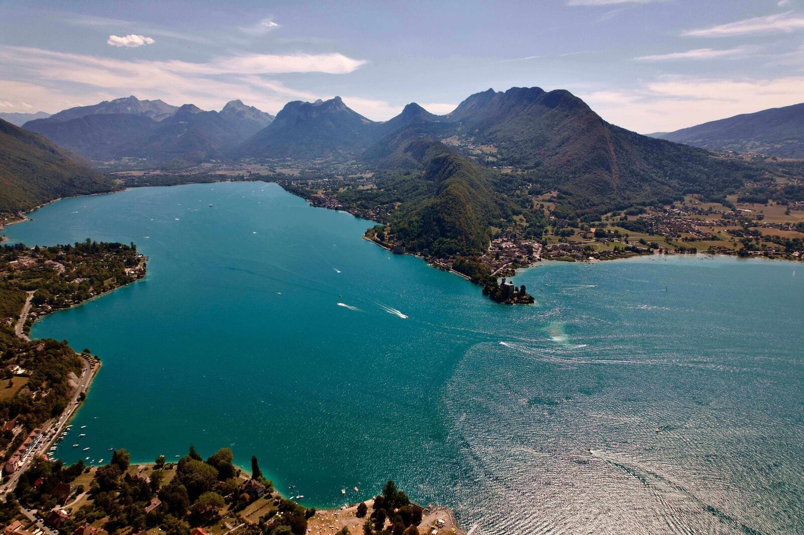 Le lac d'Annecy et sa vieille ville aux canaux fleuris