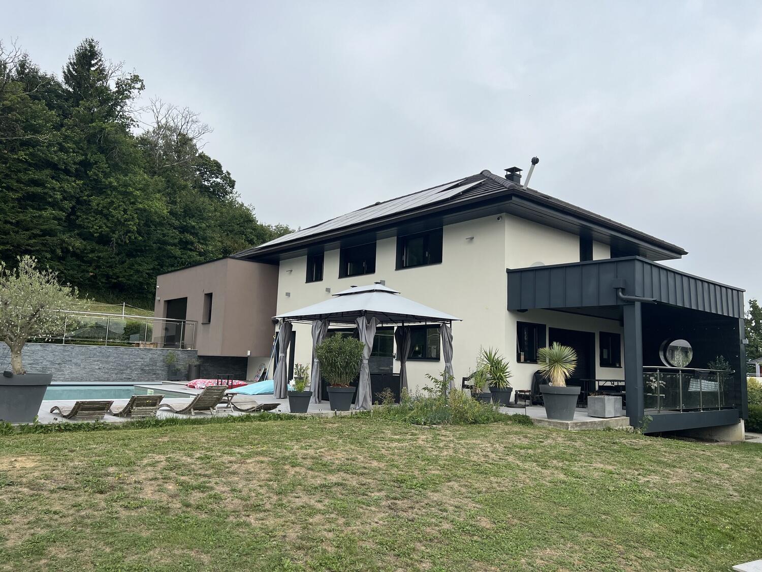 Villa familiale avec piscine et grand jardin clos près d'Annecy