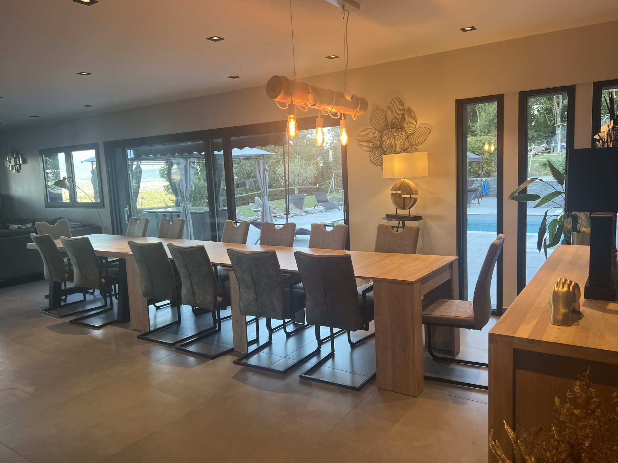 Grande table de 3,50 m et quatorze chaises dans le séjour de la villa, pour un brunch du lendemain