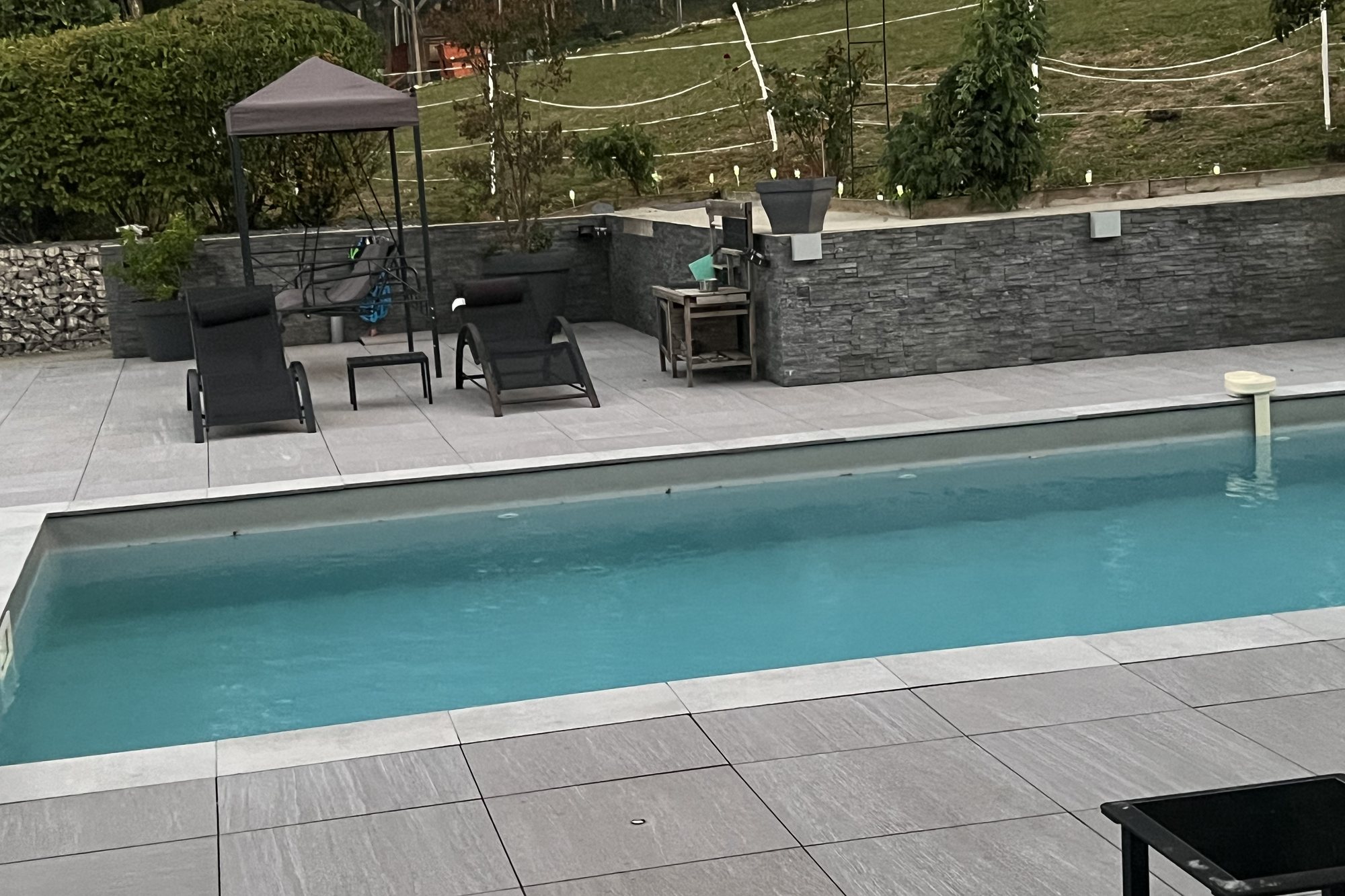Piscine extérieure de la villa en location saisonnière, au soir