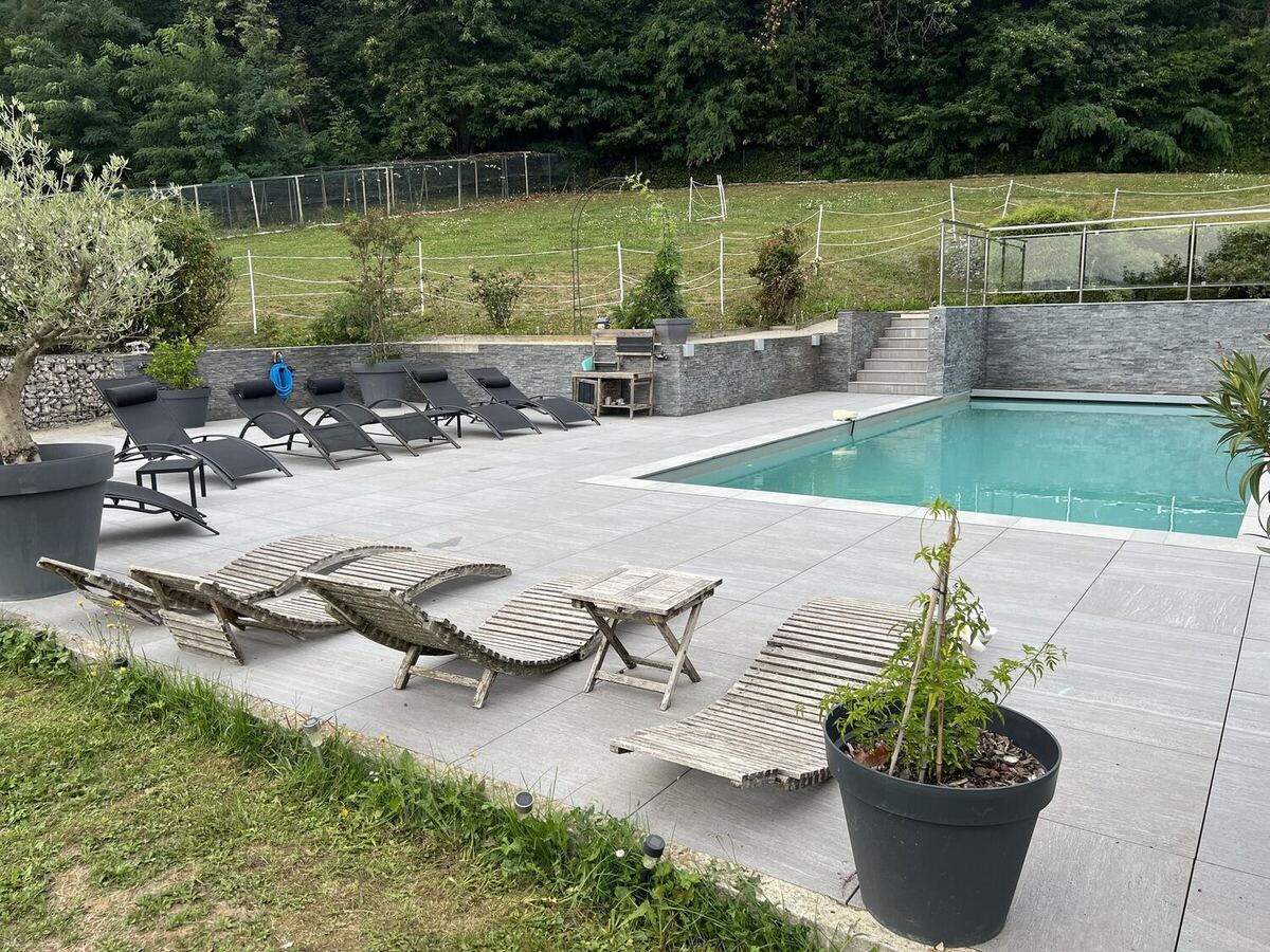 Piscine, transats et terrasse de la villa en été, Haute-Savoie