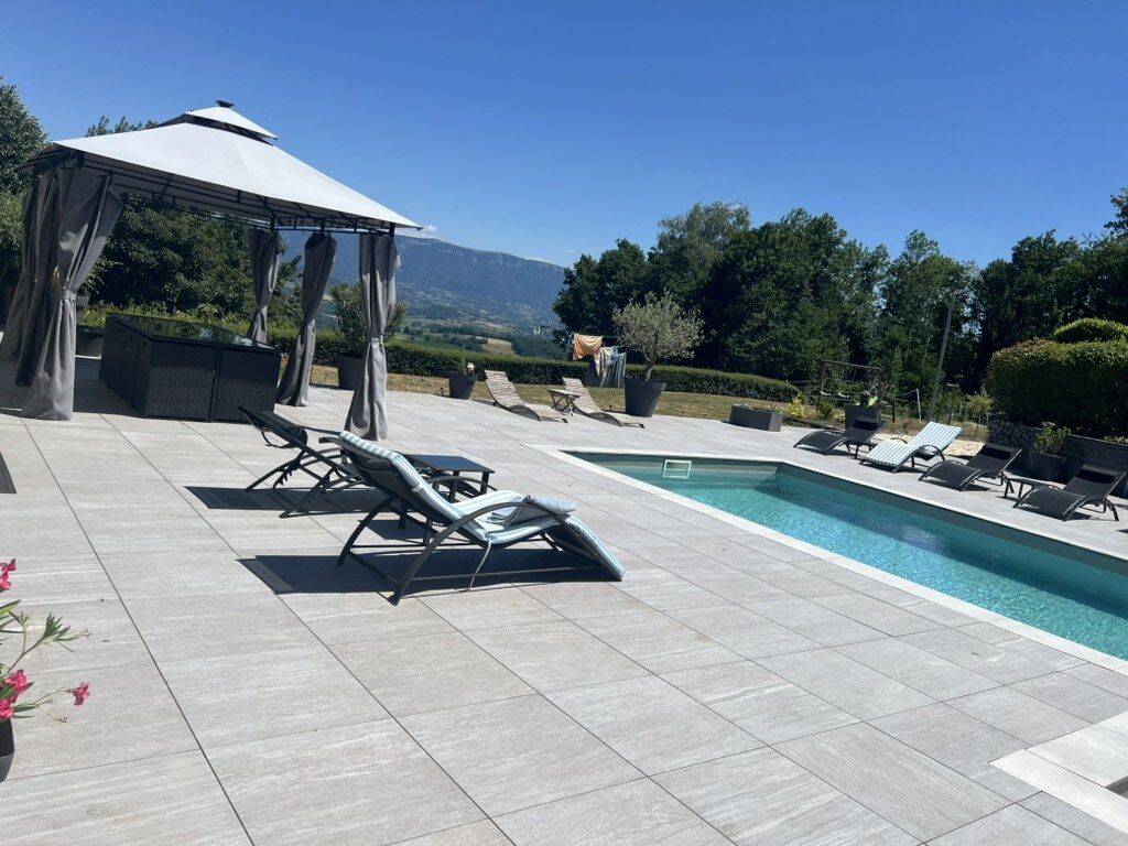 Piscine chauffée de la Villa Gai Moulin avec vue sur les montagnes