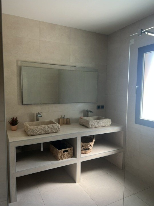 Salle de bain de la suite — double vasque en pierre