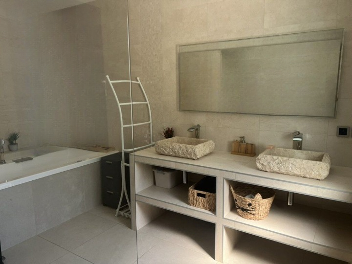 Baignoire et double vasque de la suite